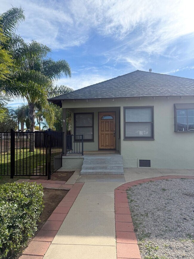 Building Photo - Cozy 2 bedroom 1 bathroom home!