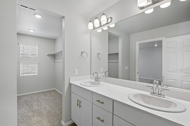 Building Photo - Stunning 3-Bed Townhome in Northglenn w/ 2...