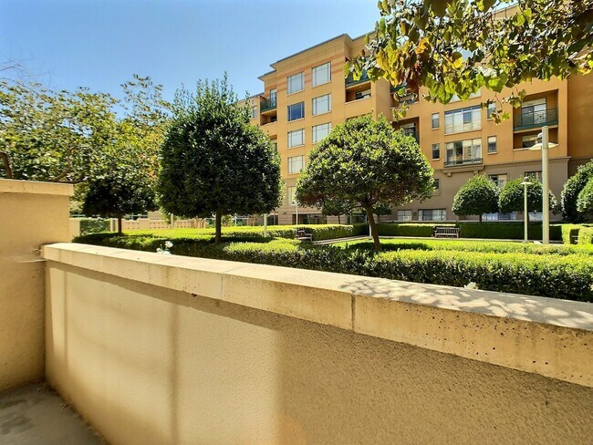 Building Photo - Paseo Plaza Condo For Rent in the Heart of...