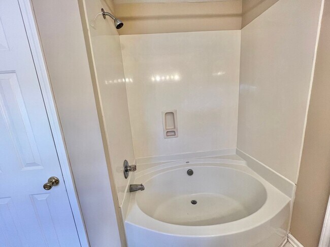 Building Photo - 2829 Roundleaf Ct