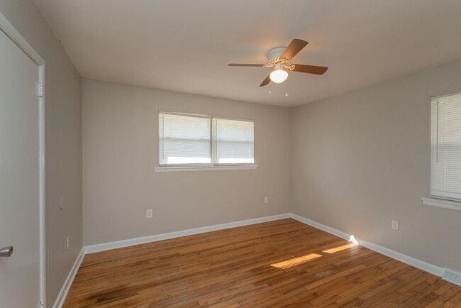 Building Photo - $1,300 - 3 bed/2 bath house for rent in Fl...