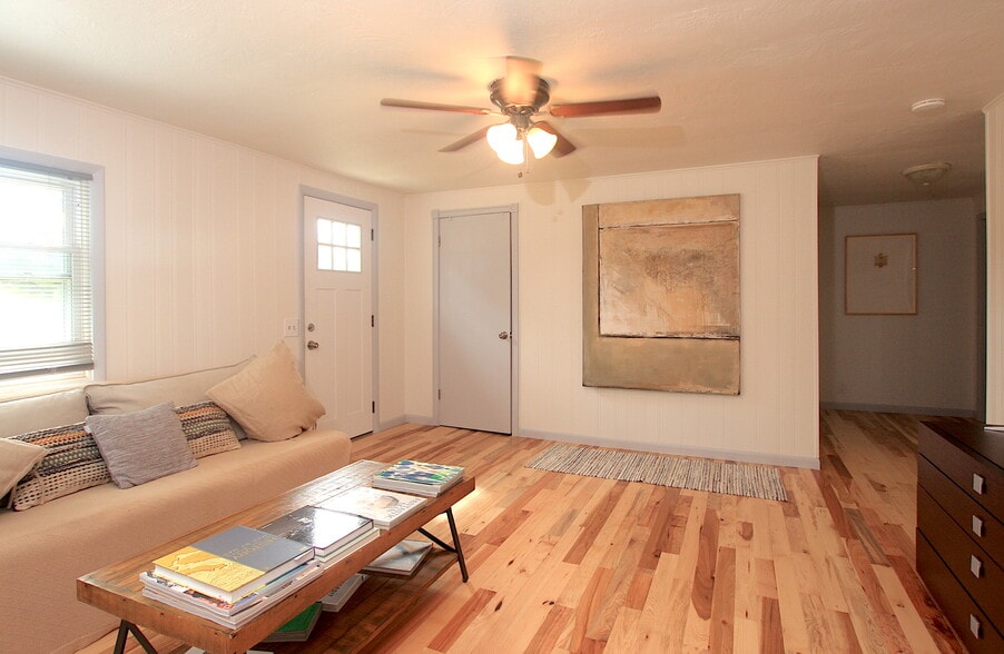 Primary Photo - 5377 Bates Rd