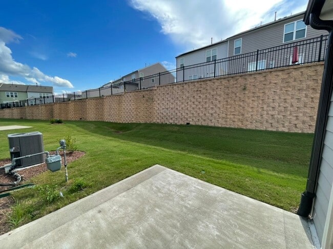 Building Photo - Like new 3 Bedroom townhouse with 2 car garage