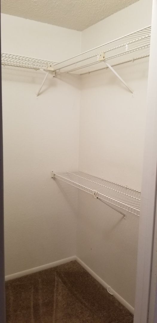 Building Photo - Large one bedroom condo