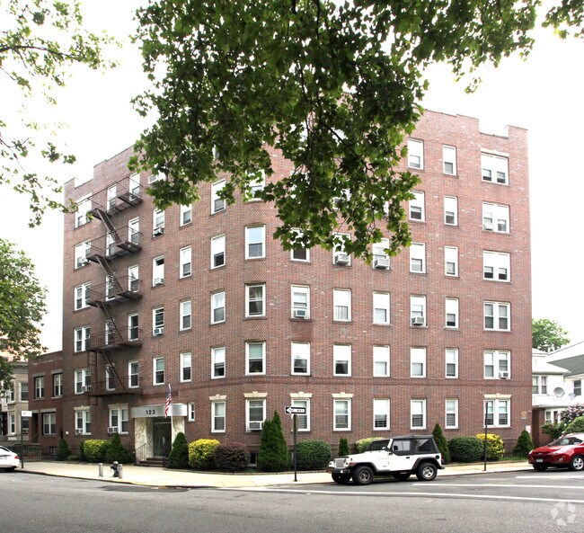 Primary Photo - 123 Marine Ave