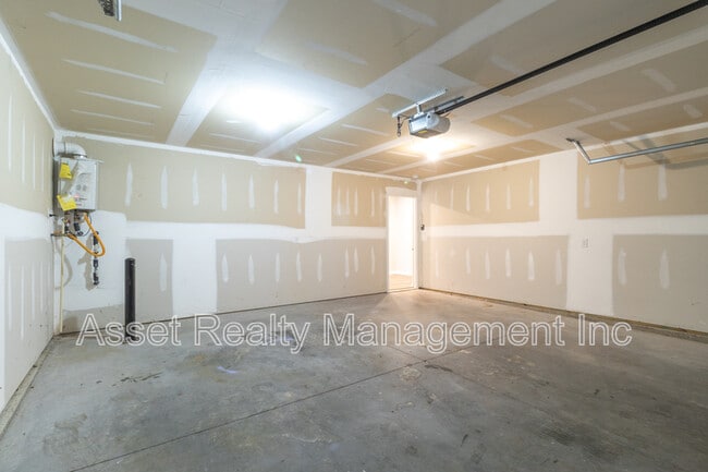 Building Photo - 1614 River Poppy Road