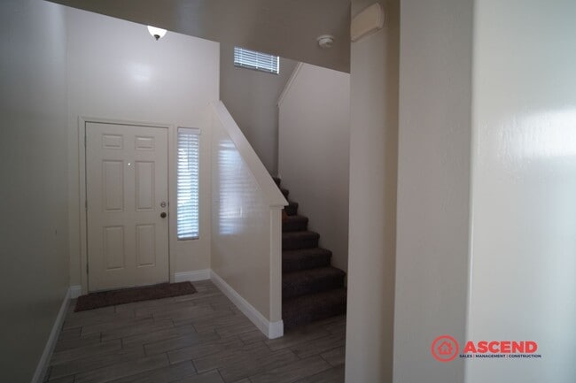 Building Photo - Stunning 2 Story Home!