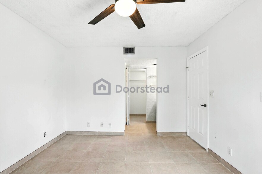 Building Photo - 3050 Norwood Pl