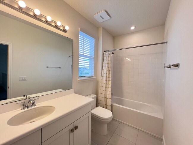 Building Photo - Gorgeous Furnished Home in Winter Garden!