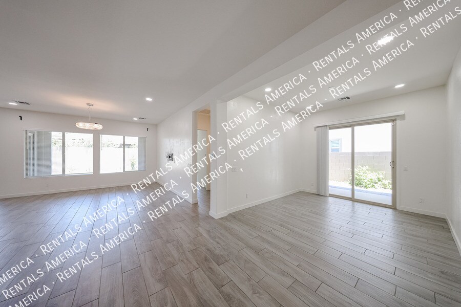 Building Photo - 1530 E San Carlos Way