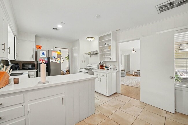 Building Photo - 6267 Chevy Chase Dr