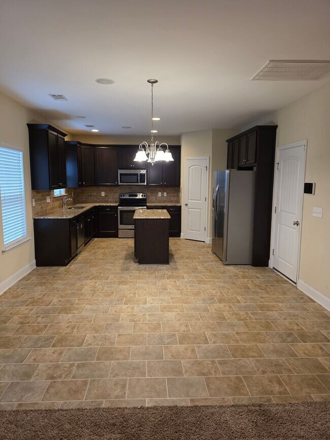 Building Photo - 2 Story 4 BR