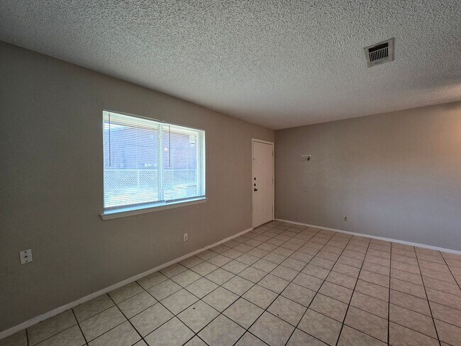 Building Photo - 2214 Wheeler Ave