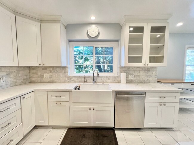 Building Photo - Charming Bixby Knolls Corner Home with Yard, Cabana, & A/C