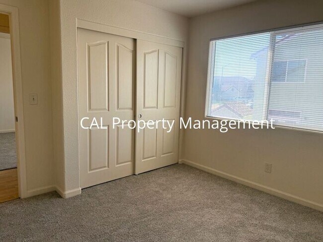Building Photo - Stunning 5-Bedroom, 3-Bathroom Home with Fireplace & 2-Car Garage