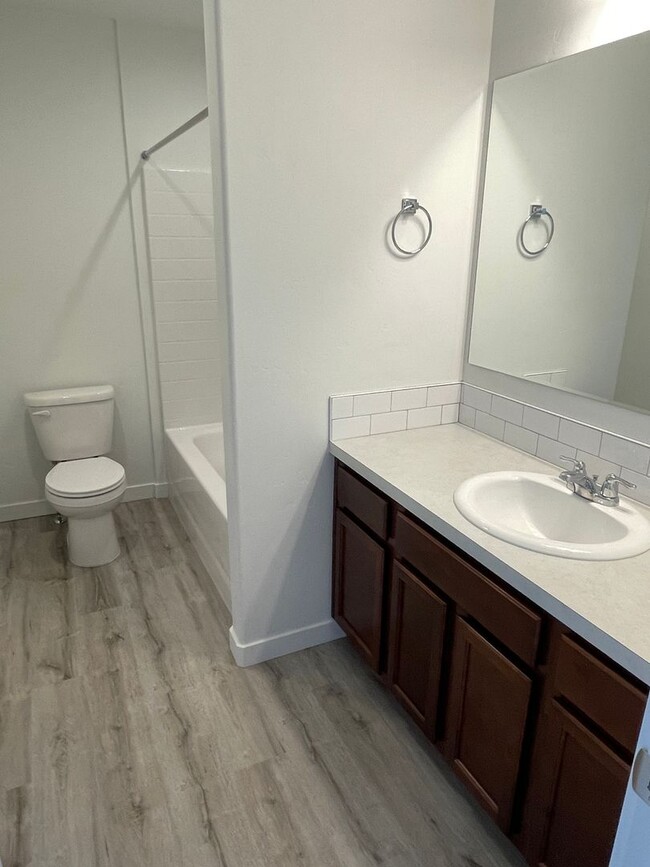 Building Photo - Newer 2-bedroom Townhome