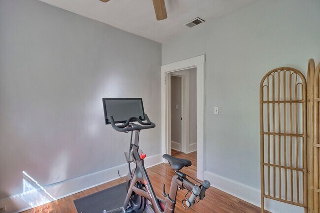 Building Photo - Adorable Bungalow in Highly Sought-After C...