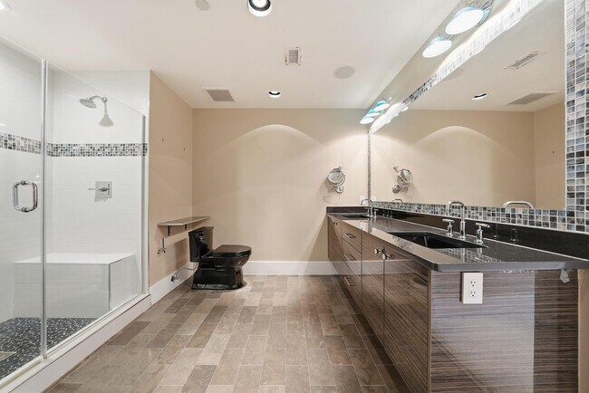 Building Photo - 1615 N Queen St