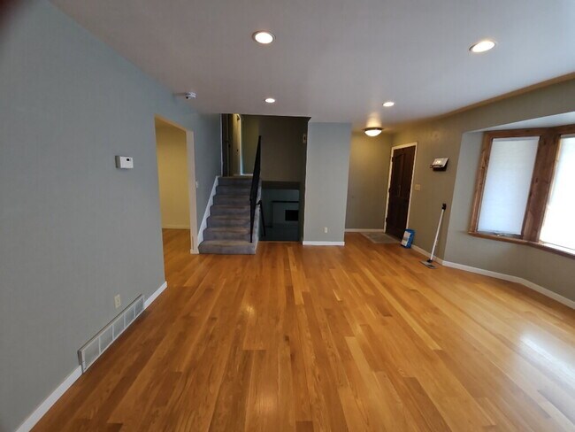 Building Photo - Spacious 4-Bedroom Home with Mountain View...