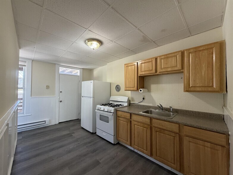 Building Photo - 9 School St