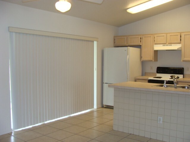 Building Photo - 3 Bed/2 bath 2 Car July 1 st  Call Carole ...