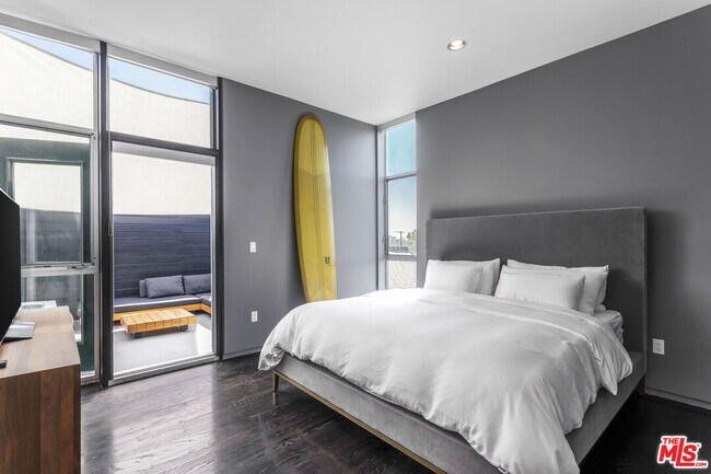 Building Photo - 825 Kings Rd