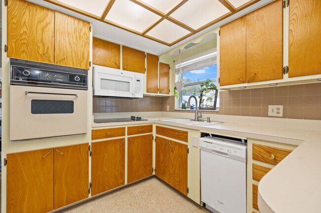 Building Photo - 1501 San Helen Dr
