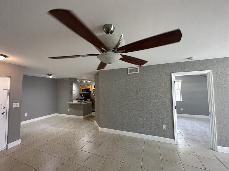 Building Photo - 2820 N Oakland Forest Dr