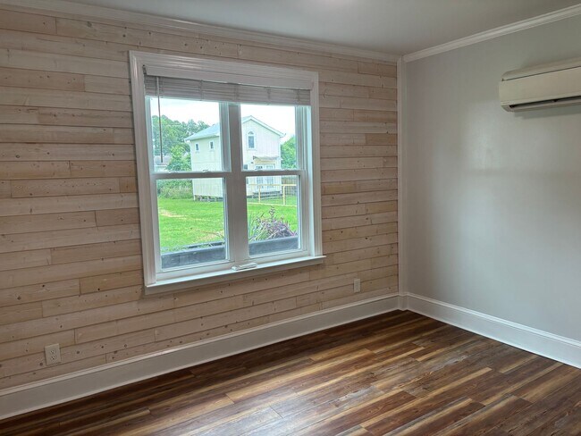 Building Photo - 114 Crescent Dr