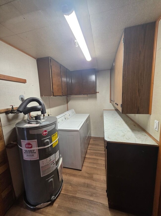 Building Photo - NE Tacoma "Retro" Rambler home - 3 bedroom plus den with 1 bathroom, 2 car garage, AC units - Ava...