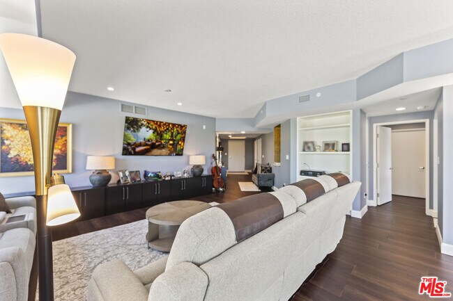 Building Photo - 13600 Marina Pointe Dr