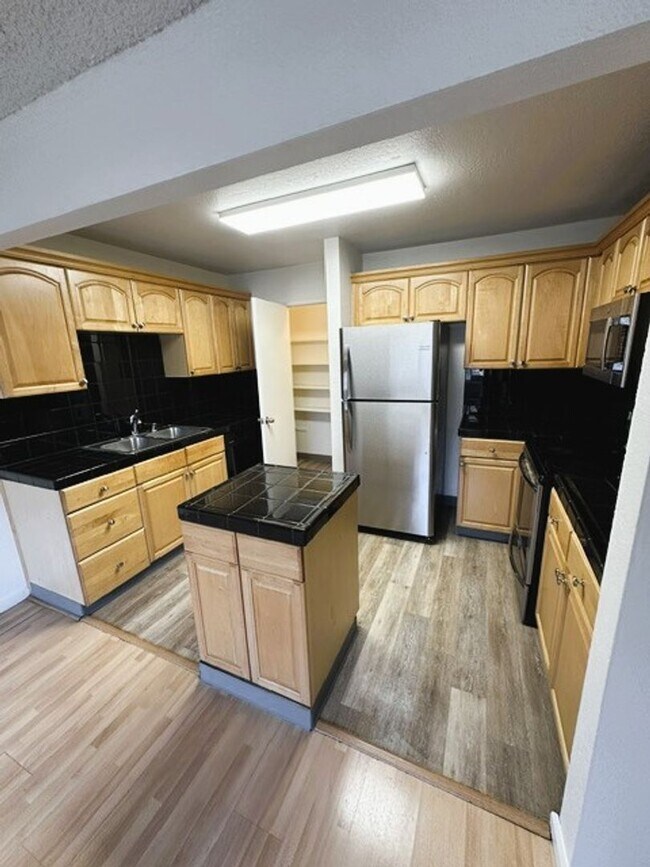 Building Photo - Beautiful 2-Bedroom Apartment in Desirable San Leandro Gated Community, close to BART