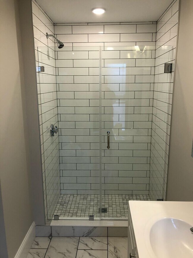 Building Photo - Avl 9/1 - Porter Sq 3.5BR, hot water inc, updated kitchen!