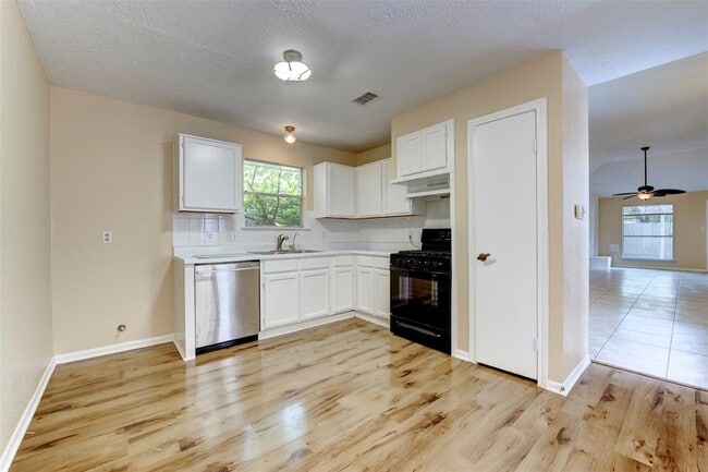 Building Photo - 4035 Green Crest Dr