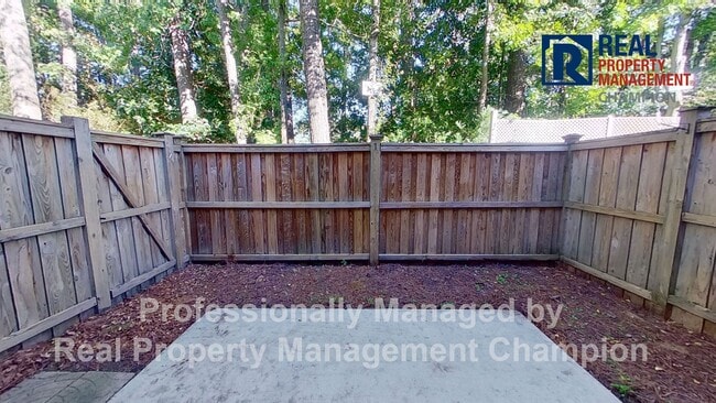 Building Photo - Fabulous End Unit Townhome with Three Master Bedrooms