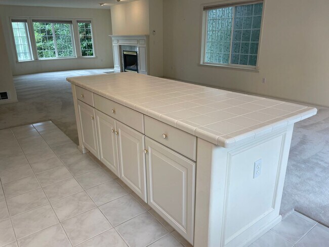 Building Photo - Single Level Useless Bay Home with Bonus Room!