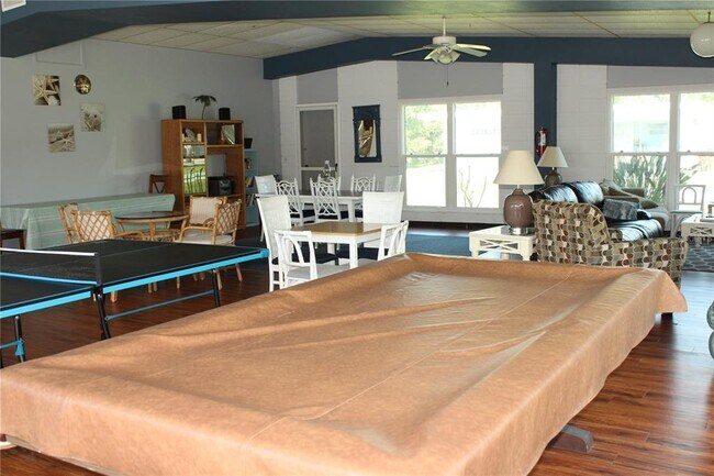 Building Photo - 5062 Live Oak Cir