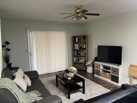 Building Photo - 5134 E Bluffview Dr