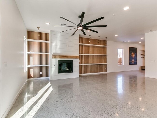 Building Photo - 605 N Idaho Ave