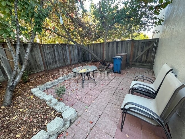 Building Photo - Spacious Town house in Pleasant Hill Now Available!