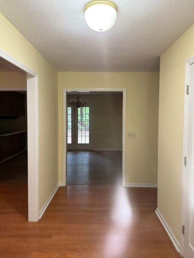 Building Photo - 510 Whistlestop Cir