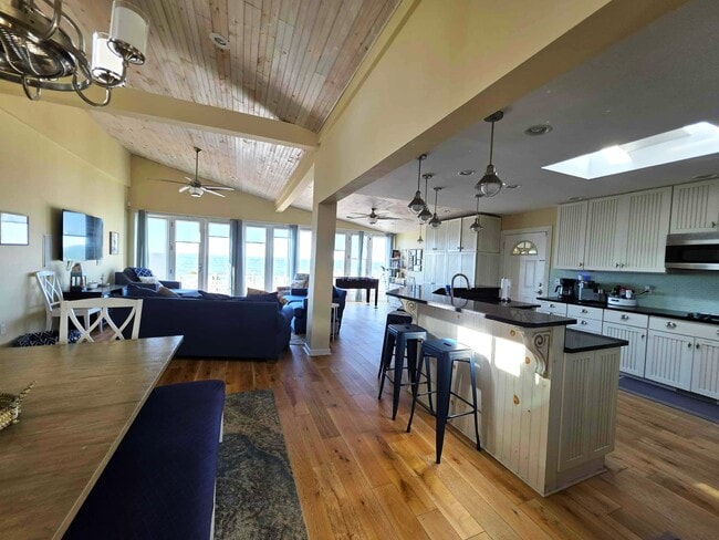 Building Photo - 8034 Riverview Rd