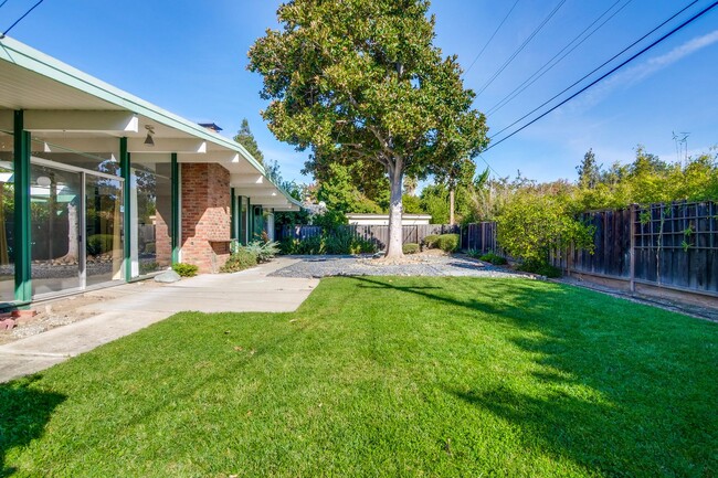 Building Photo - Eichler with Top Sunnyvale Schools