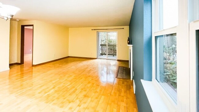 Building Photo - Light & bright Corner Condo in prime Kirkl...