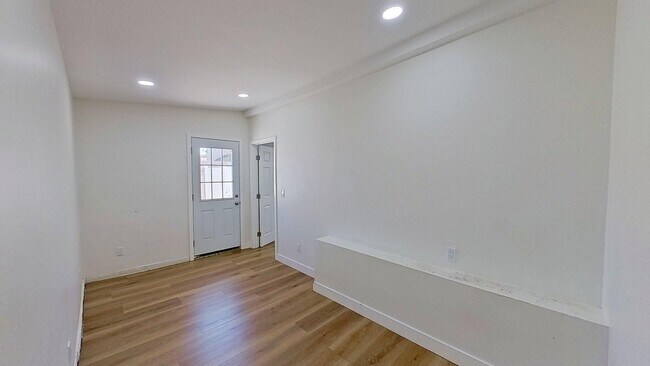 Building Photo - 5924 Whitewood Ave