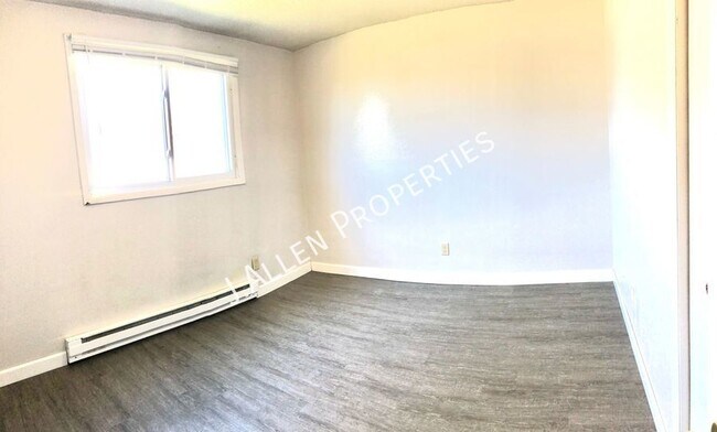 Building Photo - Spacious 2 bed