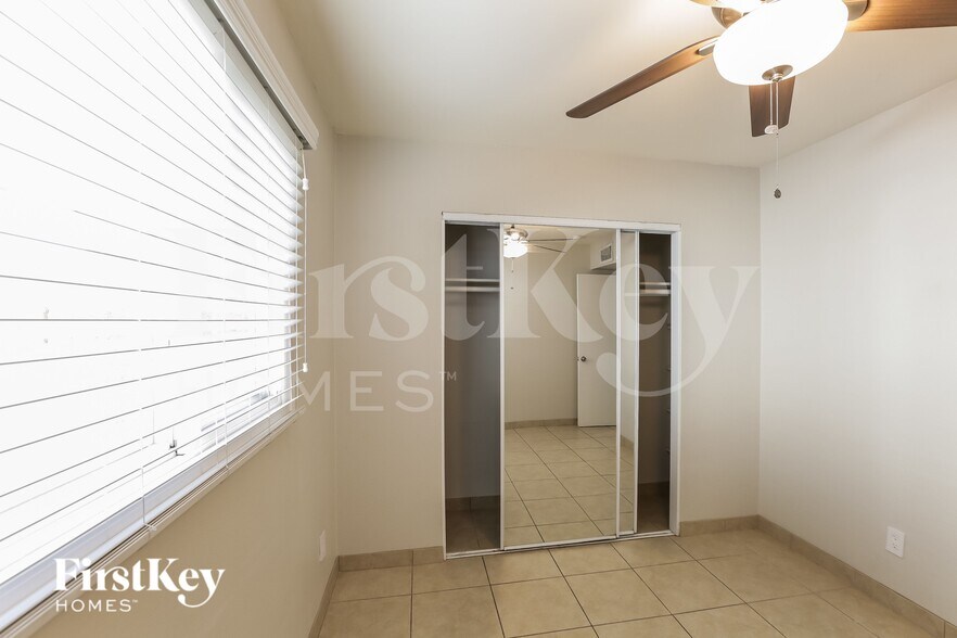 Building Photo - 2122 W Shaw Butte Dr