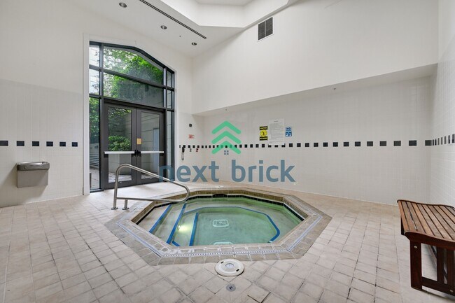 Building Photo - "Chic Urban Retreat: Stylish 1-Bedroom Condo in the Heart of Seattle!"