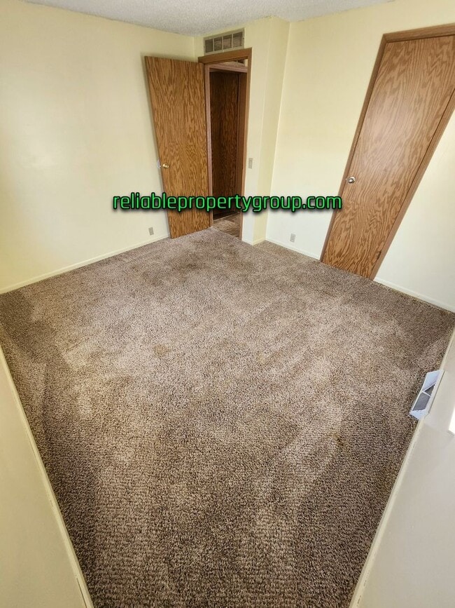 Building Photo - New Listing in Churubusco!!