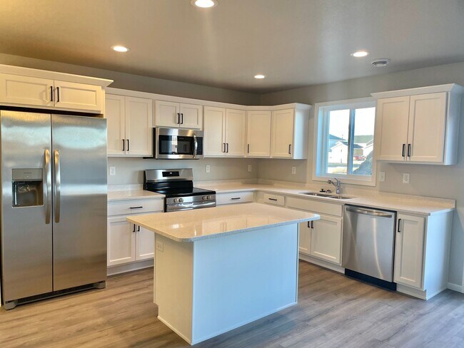 Building Photo - 3 Bedroom 2 1/2 bath - South Fargo